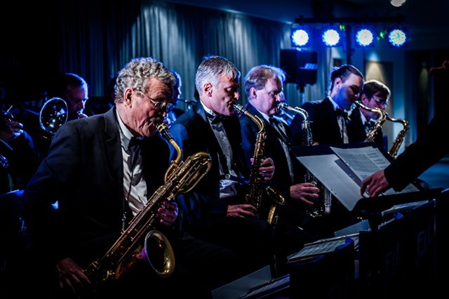 Finnair Pilots’ Big Band. Yhtye on tiettävästi maailman ainoa vain liikennelentäjistä koostuva jazzorkesteri