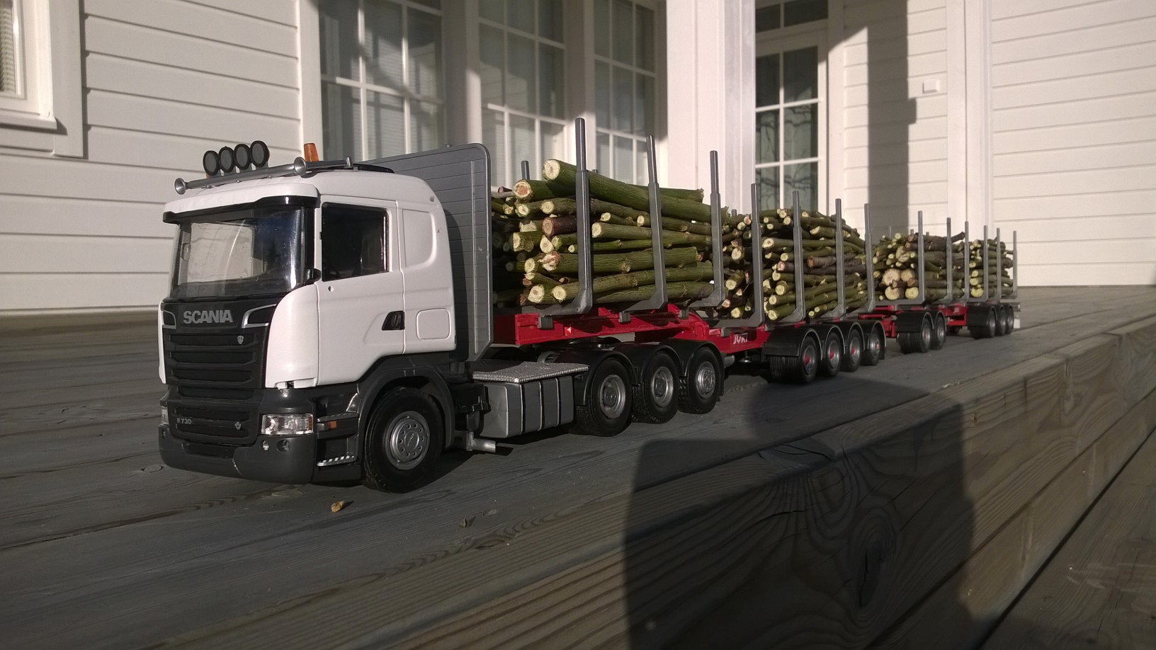 Ketosen kuljetuksen 104-tonnisen puutavara-auton pienoismalli. Kuva: Metsähallitus