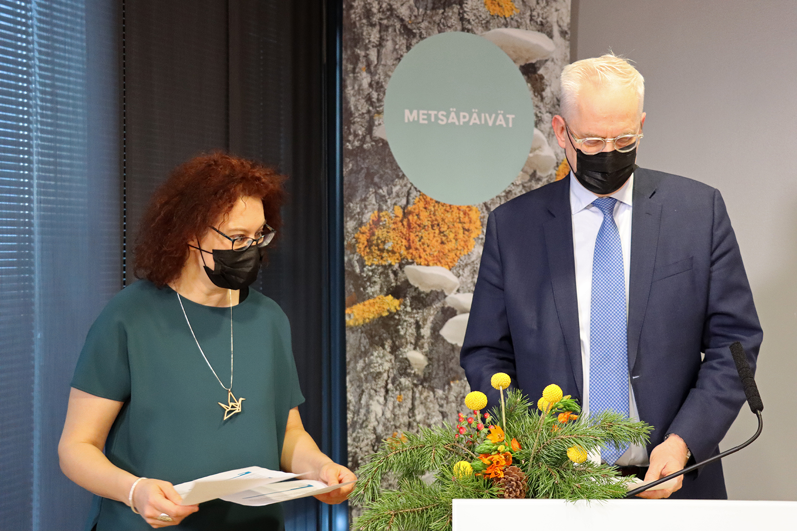 Metsäpäivät-koordinaattori Kaarinan Aro ja europarlamentaarikko Petri Sarvamaa. Kuva: Anna Kauppi
