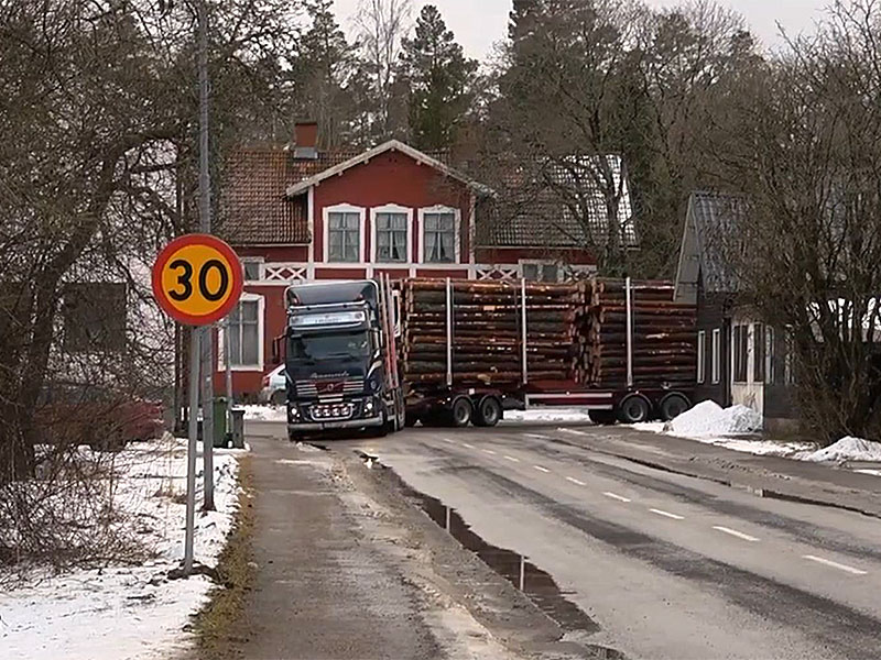 Ruotsissa kokeiltavana olleen 72 tonnin kuorma-auton kuvasta näkyy, että tällaisella autolla käännökset saattavat tuottaa hankaluuksia.