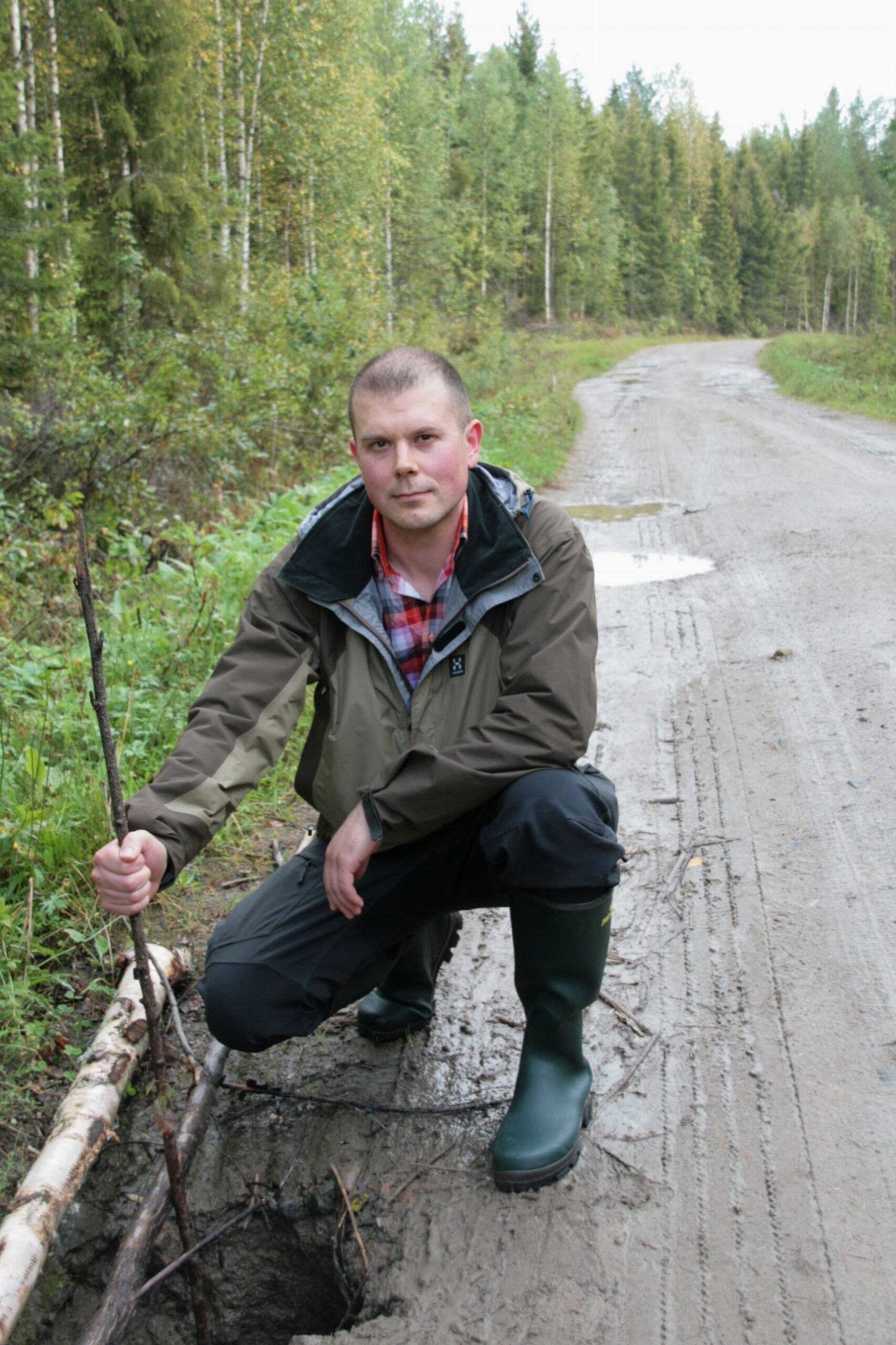 Deep road hole tells that old concrete culvert must be renovated, knows Mr Samuli Kokkoniemi, local expert in Central Union of Agricultural Producers and Forest Owners, the MTK. Photo: Anna Kauppi 