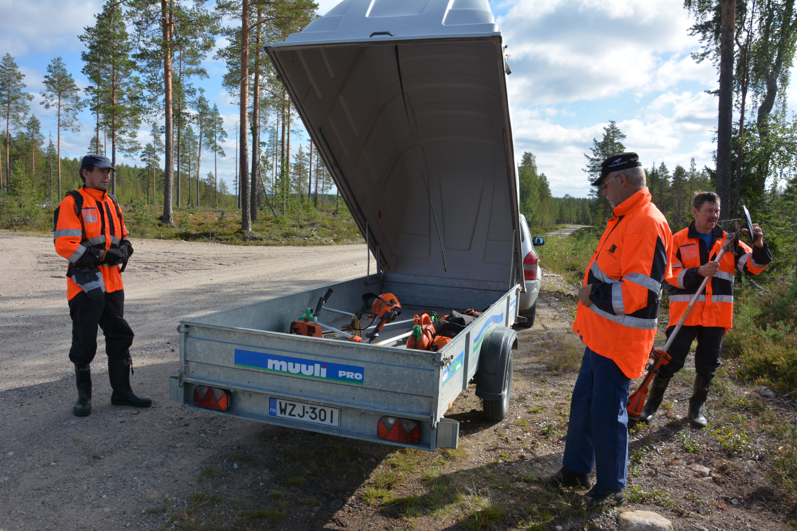Forest workers of Metsähallitus setting up to go to work in the forest. Photo: Keijo Kallunki