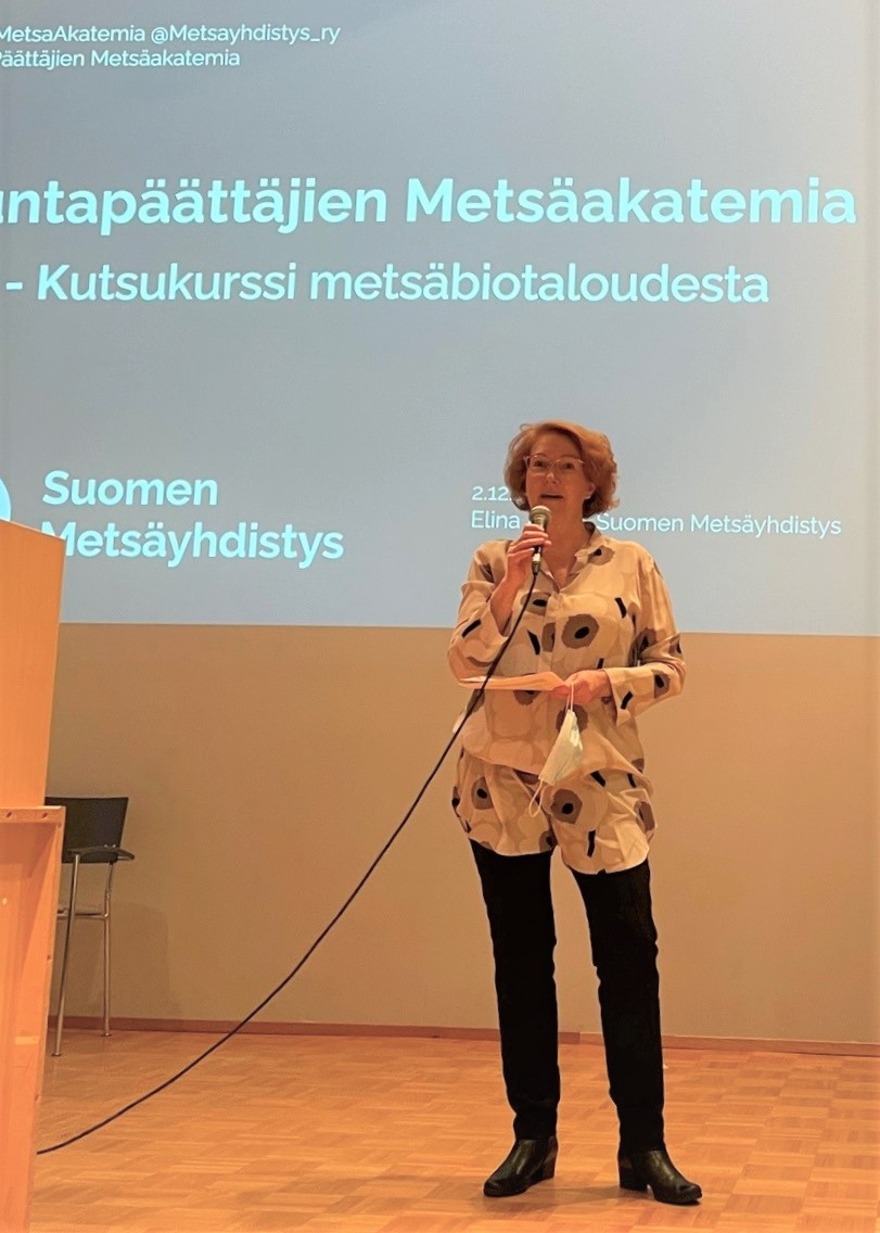 Äänekosken kehitysyhtiön toimitusjohtaja, kaupungin elinvoimajohtaja Sari Åkerlund Kaupungintalon valtuustosalin lavalla