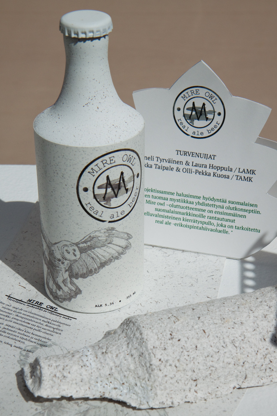 Kuvitteellisen suopöllöoluen pullo on valmistettu selluloosasta ja turpeesta Hiilinielu Design Studiossa. Kuva: Anna Kauppi