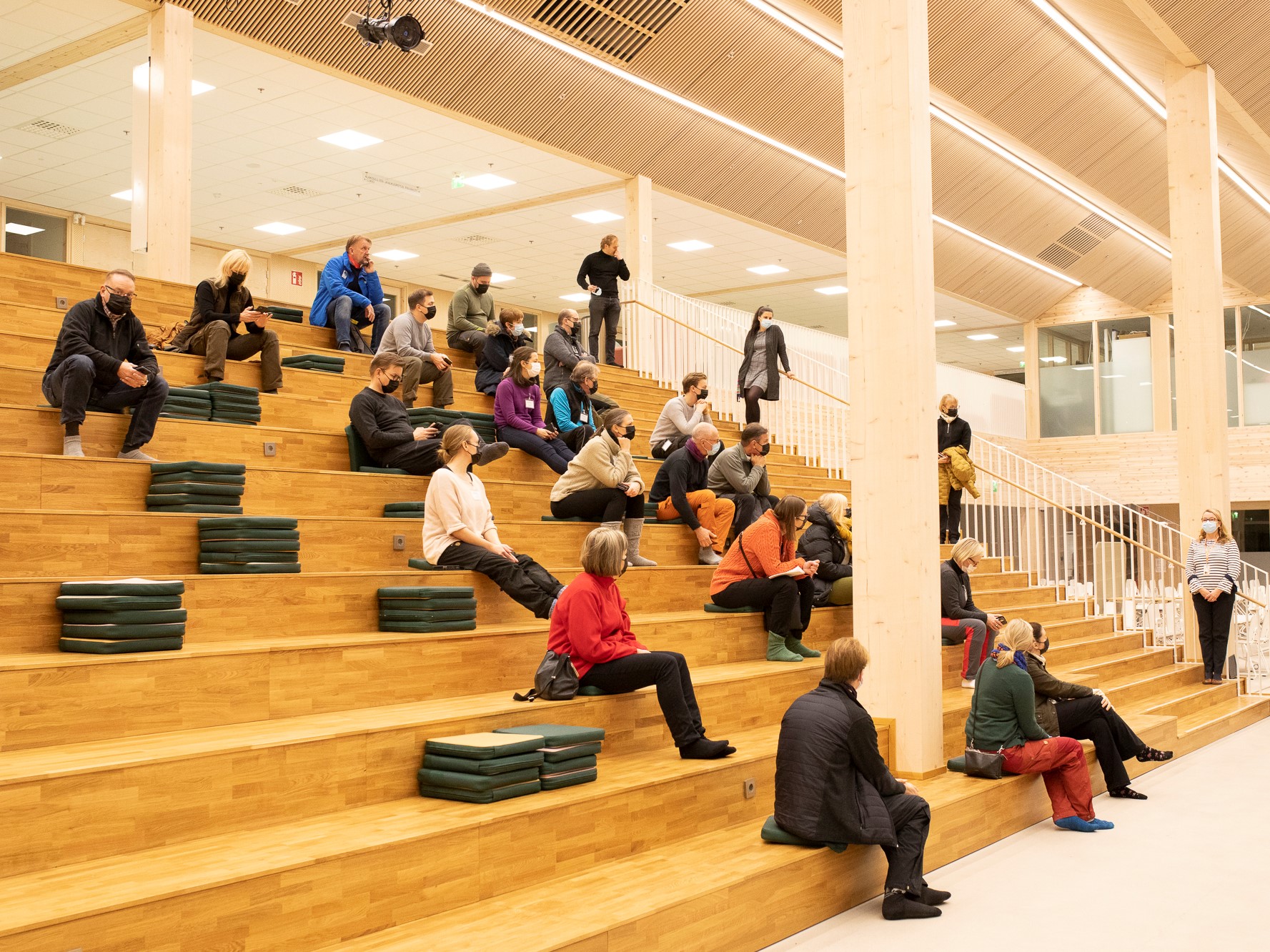 Beslutfattarnas Skogsakademis 50:e kurs bekantar sig med Finlands Största träbyggda skola som färdigställdes 2020, Mansikkalas skola i Imatra. Foto: Sanna Vornanen.