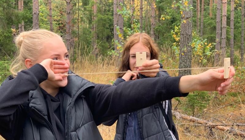 Helsinge skolan yläkoululaiset opettelevat metsänmittaustaitoja. Kuva: Anne Turunen
