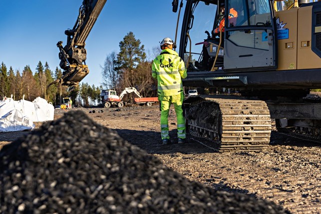 Uusi puu -kilpailun 2023 voitti biohiilestä valmistettu kasvualusta viherrakentamiseen. Kuvassa kaivinkone siirtää biohiilikasaa. Kuva: GRK Suomi Oy.