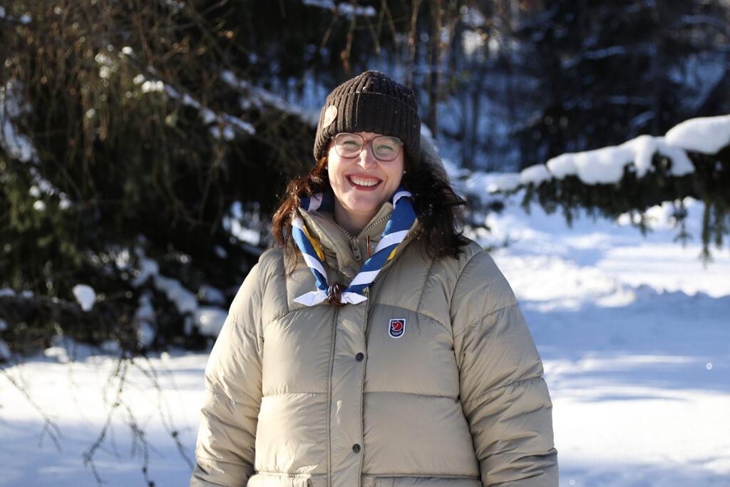 Kati Palsanen talvisessa metsässä. Kuva: Kerttu Mustonen