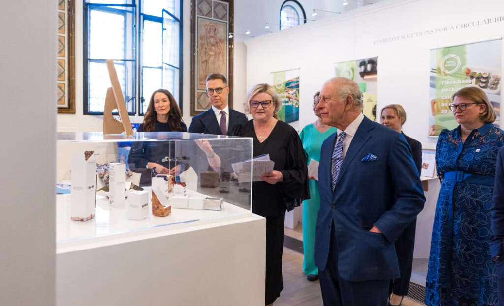 Projektipäällikkö Virpi Korhonen (kesk.) esitteli Uusi puun näyttelyä kuningas Charlesille ja presidentti Alexander Stubbille ja rouva Suzanne Innes-Stubbille Lontoon The Garrison Galleryssa. Kuva: Emmi Syrjäniemi, Tasavallan presidentin kanslia