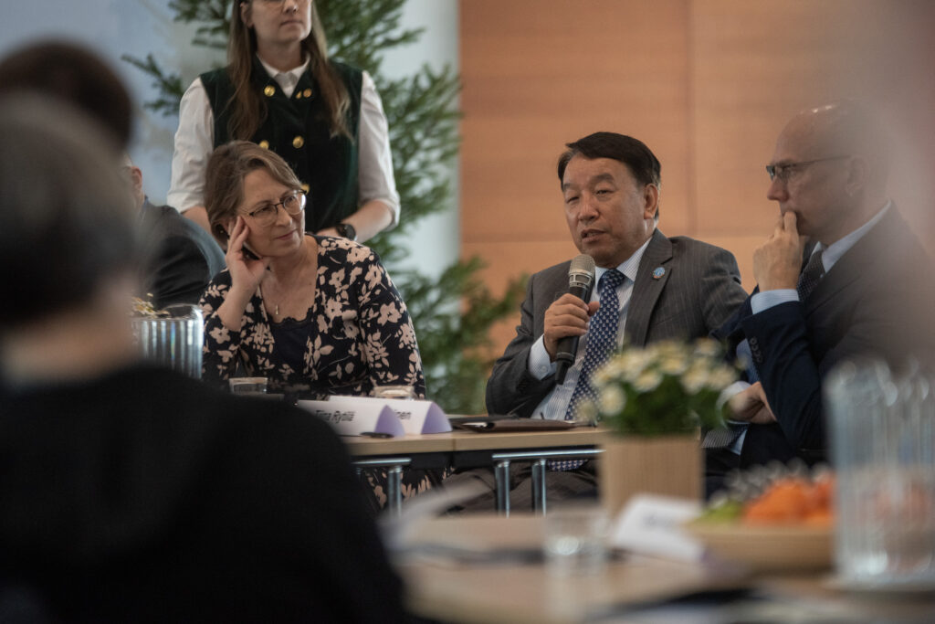 Zhimin Wu ja Sari Essayah Metsaakatemiassa. Kuva: Vilma Issakainen