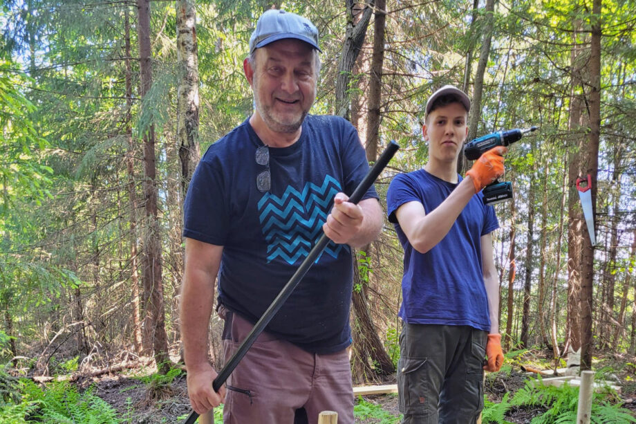 Martin ja Eemil rakentamassa siltaa ojan yli Ruotsinkylän tutkimusmetsässä.
